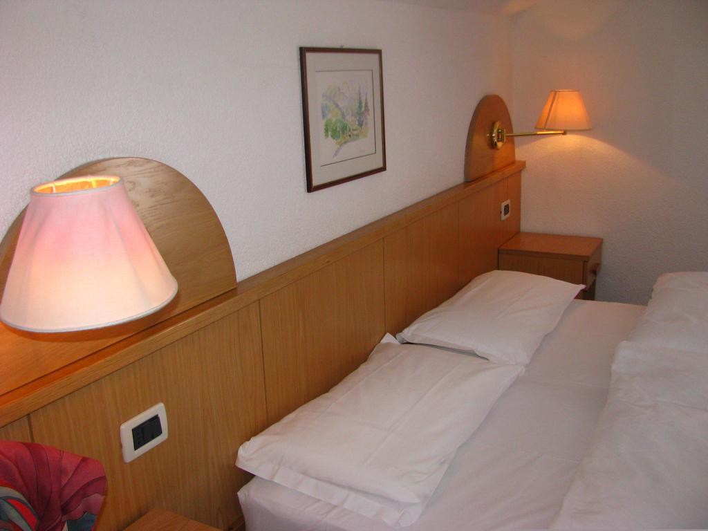 Hotel Nes Crepes Pozza di Fassa Zimmer foto