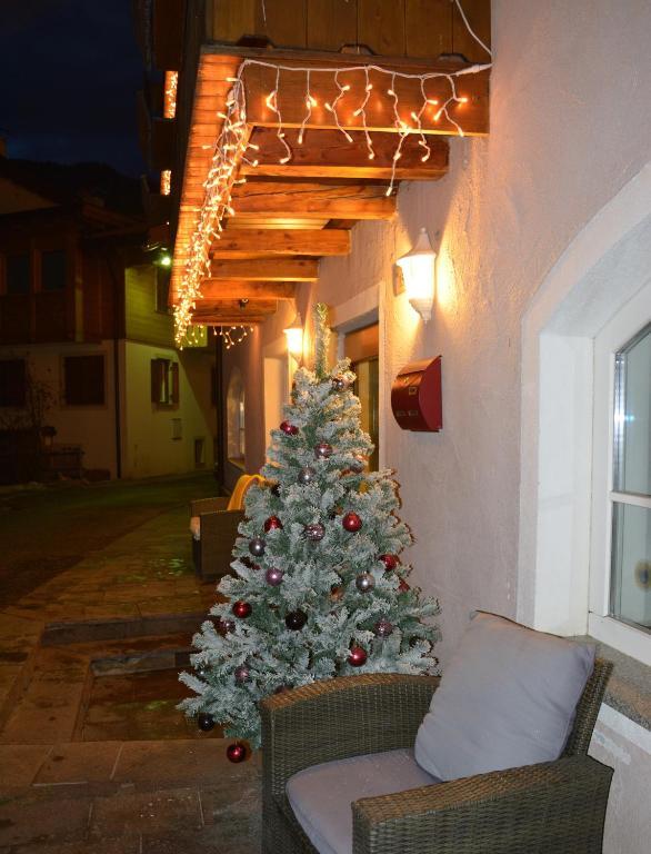 Hotel Nes Crepes Pozza di Fassa Exterior foto