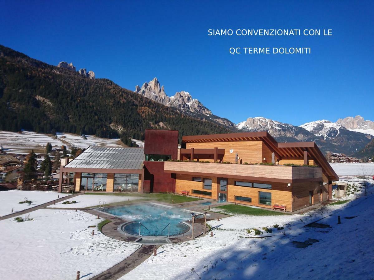 Hotel Nes Crepes Pozza di Fassa Exterior foto