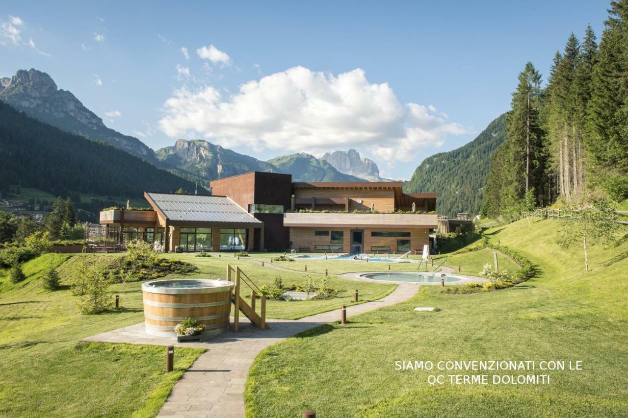 Hotel Nes Crepes Pozza di Fassa Exterior foto